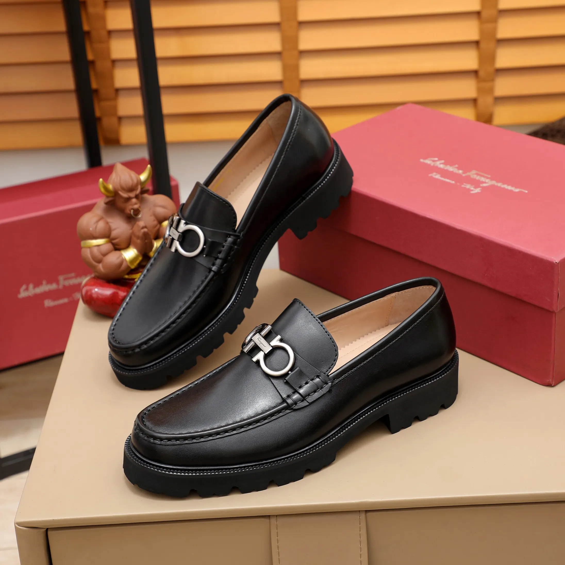 Men's shoes 💰500 🕷🕷🐂【Ferragamo】 Popular fashionable casual shoes🇨🇳Official website counter 1:1 production, original mold opening💯Good quality visible, imported high-end first-layer waxed calfskin, water-dyed🐂leather lining🌿very clear texture, high-quality waterproof, non-slip and wear-resistant outsole🎋high quality and low price, truly handmade🍓black color available! Code number 38-45……